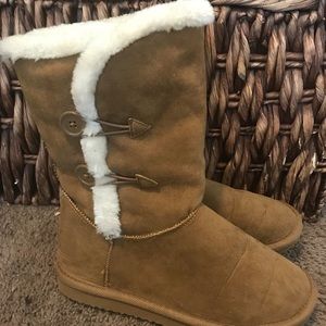 Tan boots with white faux fur